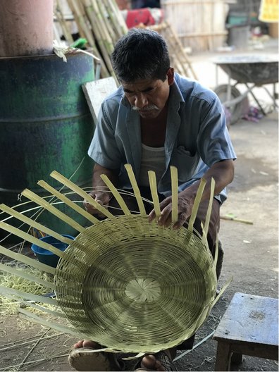 Mateo weaving a basket © Pilar Obeso