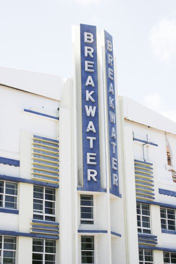 The Breakwater, Ocean Drive, Miami Beach. Architect: Anton Skiskewicz, 1936 © Jenny Steele, 2017