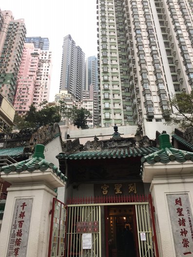 Man Mo Temple and Sheung Wan apartment buildings photo by João Guarantani 